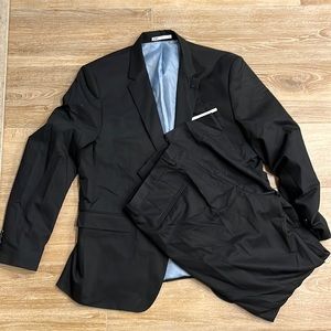 Zara Men’s black lightweight suit
